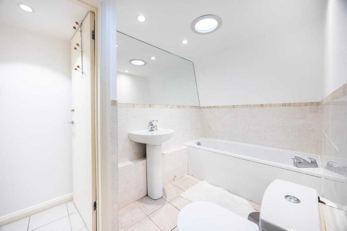 Apartment Near Kings Cross,2Bd Private Balcony, Easy Grocery