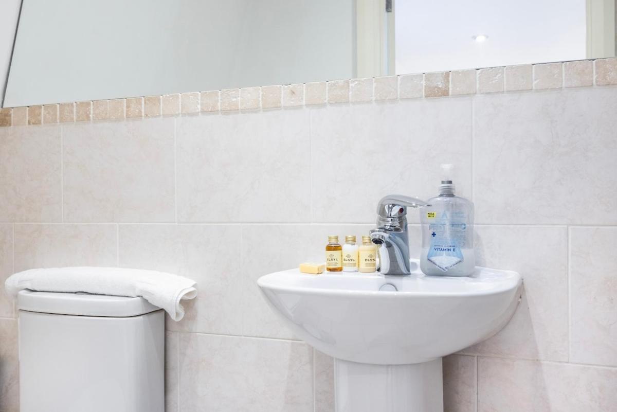 Apartment Near Kings Cross,2Bd Private Balcony, Easy Grocery London