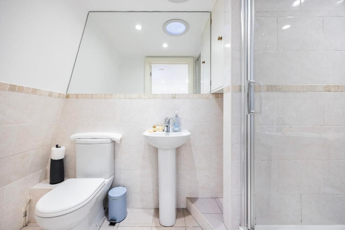Near Kings Cross,2Bd Private Balcony, Easy Grocery Apartment *