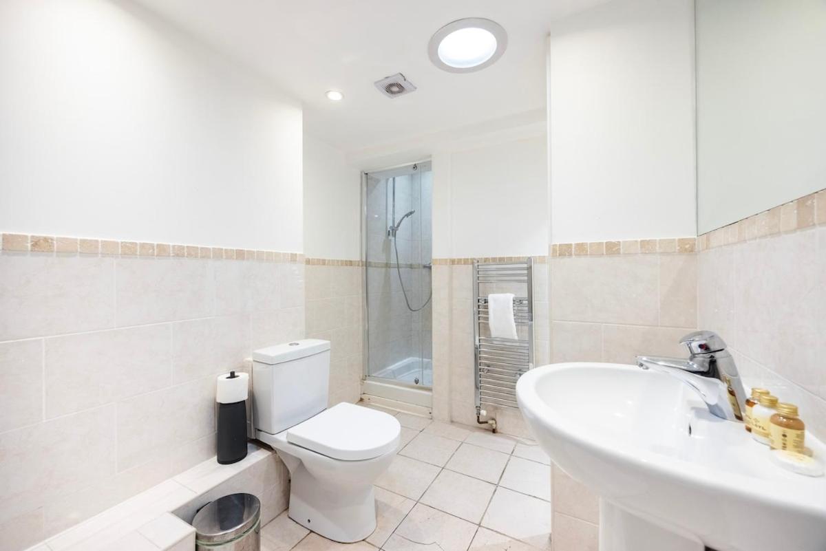 Near Kings Cross,2Bd Private Balcony, Easy Grocery Apartment London