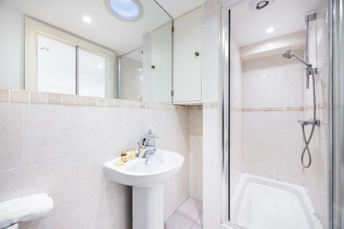 Near Kings Cross,2Bd Private Balcony, Easy Grocery Apartment