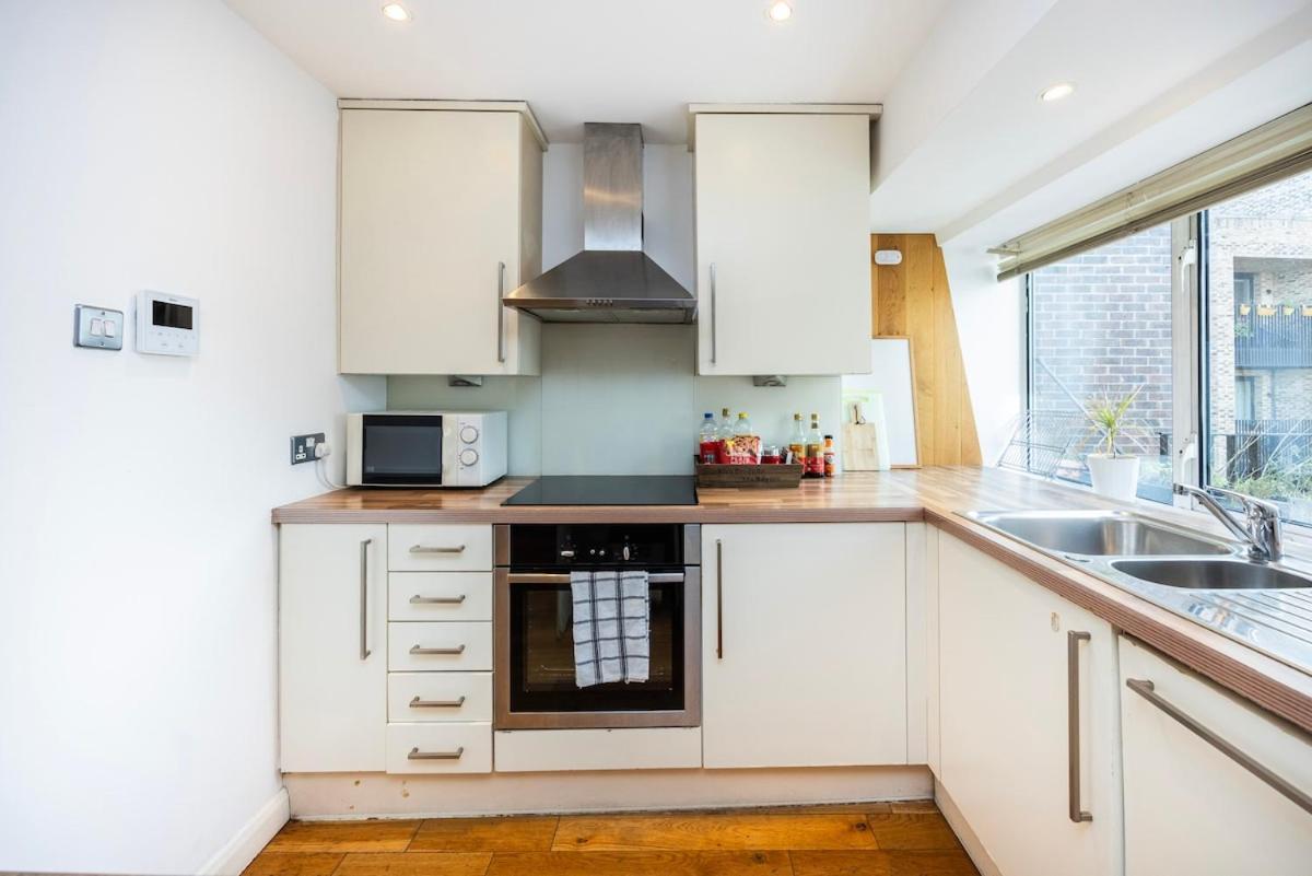 Near Kings Cross,2Bd Private Balcony, Easy Grocery Apartment *